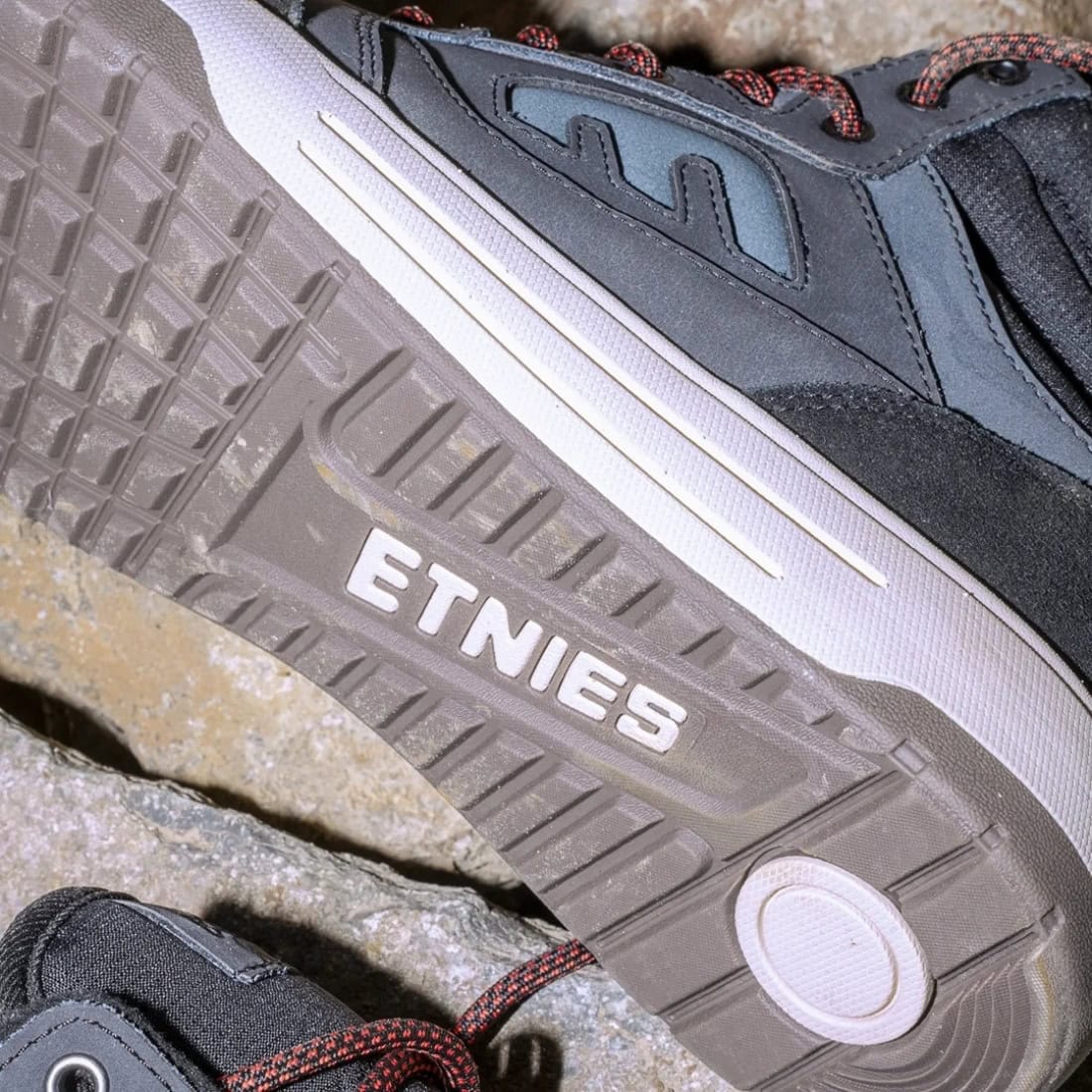 Etnies Loot HI WR Water Resistant Shoes - Black/Dark Grey - Mens High Top Trainers by Etnies